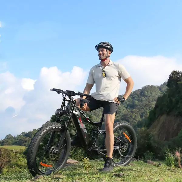 Cycliste avec son vtt électrique de montagne, puissant et avec gros pneus.