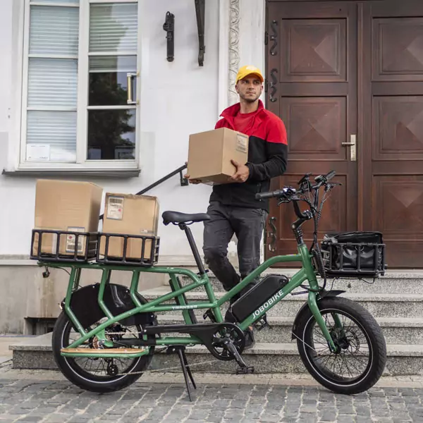 Livreur avec le vélo cargo longtrail de jobobike.