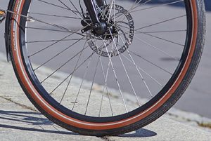 Les grandes roues de 28 pouces offrent une meilleure vitesse sur terrain plat et vous permettent de vous faufiler facilement dans les embouteillages.