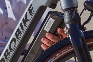 Batterie intégrée dissimulée pour une apparence plus épurée et esthétique. La construction monocoque du cadre confère au vélo une allure élégante et masculine.