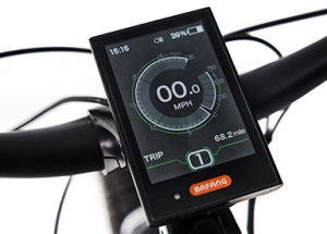Écran LCD Bafang haute visibilité L’écran LCD Bafang à contraste élevé offre une lecture claire et intuitive de toutes vos données de conduite : niveau de batterie, vitesse, distance parcourue, mode d’assistance, et bien plus encore. Idéal pour garder le contrôle, même en plein soleil.