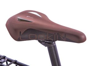 Selle SR (Selle Royal Lookin) La selle ergonomique SR en cuir offre une assise confortable et équilibrée, idéale pour les trajets urbains et les longues balades. Sa conception de taille moyenne et son rembourrage respirant garantissent une expérience de conduite agréable et sans fatigue, jour après jour.